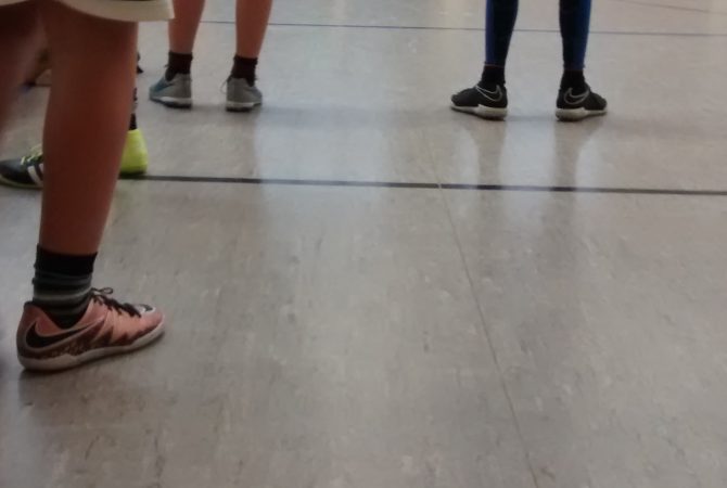 Fußballtennis in der Halle